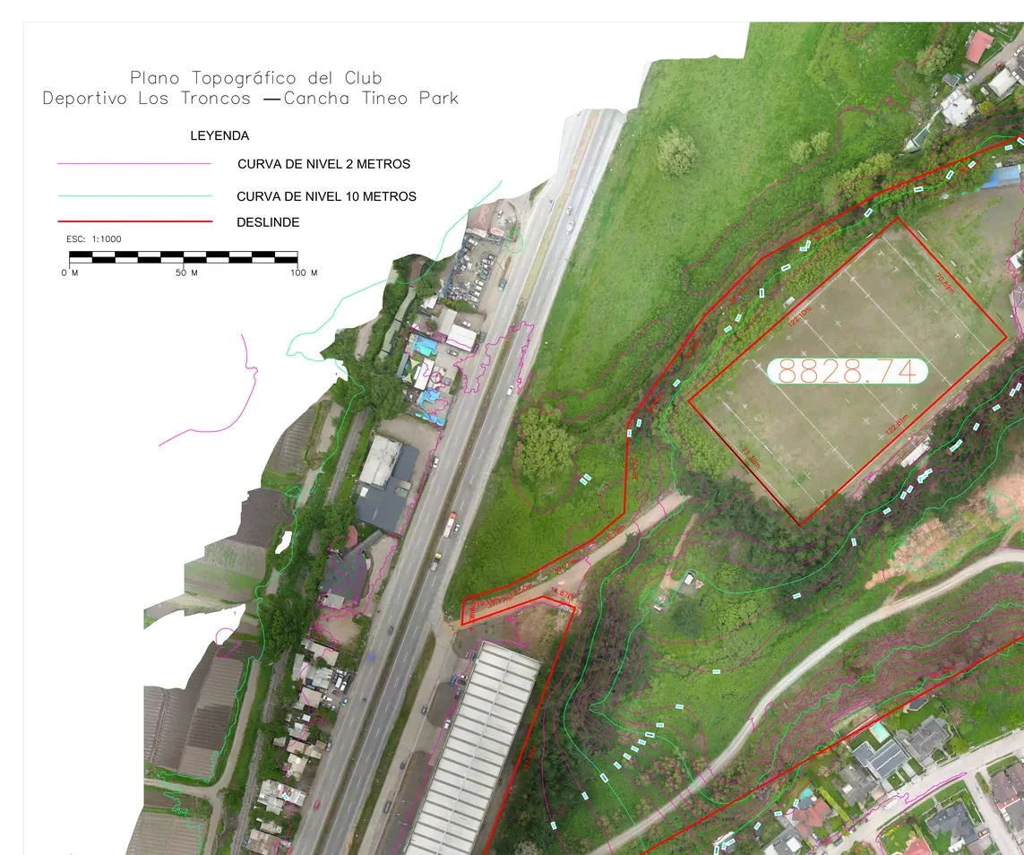 Plano topográfico sobre ortomosaico con curvas de nivel cada 2 y 10 metros, deslinde del predio y cuadro de superficie